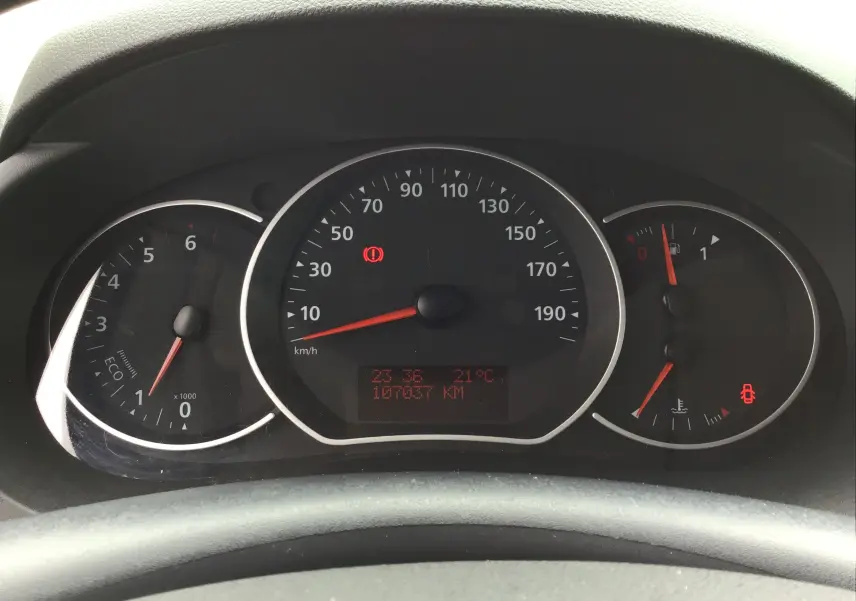 Vue rapprochée du tableau de bord du Renault Kangoo blanc, affichant la vitesse, le compte-tours et les témoins lumineux allumés.