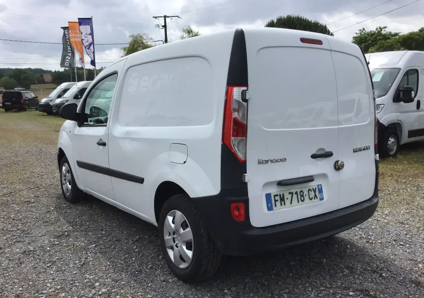 Renault Kangoo blanc vu en 3/4 arrière droit, fourgonnette utilitaire avec plaques françaises et feux verticaux rouges.