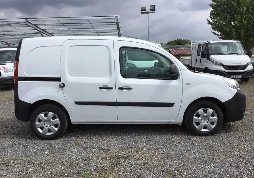 Profil côté droit du Renault Kangoo blanc 2019, version utilitaire avec portes latérales et protections noires.