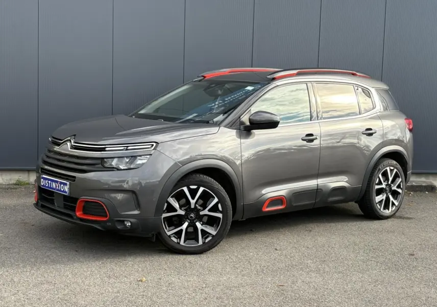 Citroën C5 Aircross gris Platinium en 3/4 avant droit avec inserts rouges et jantes alliage 19 pouces.