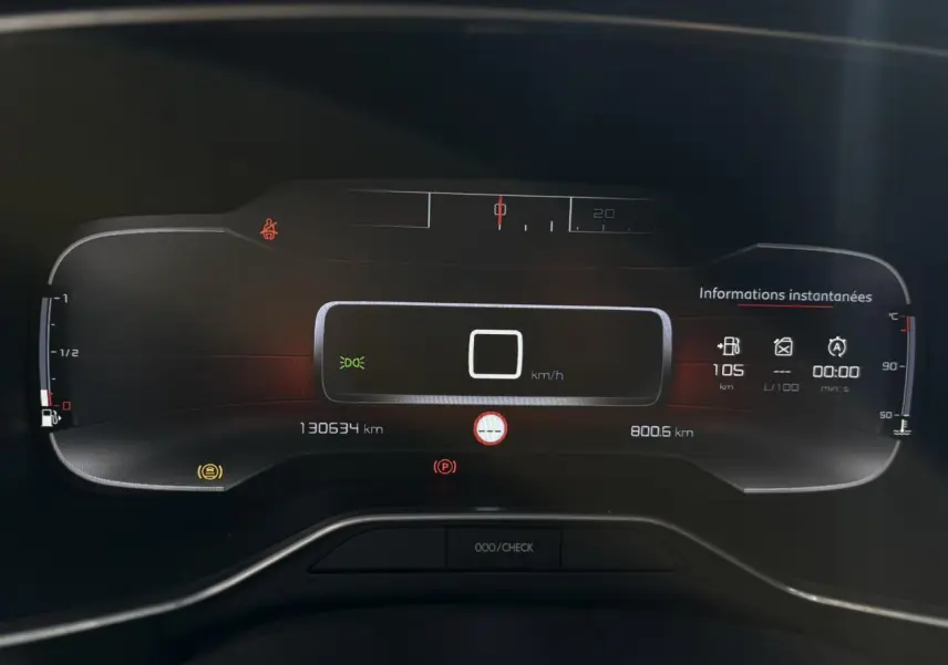 Tableau de bord numérique du Citroën C5 Aircross 2020 affichant la vitesse à 0 km/h et les informations instantanées.