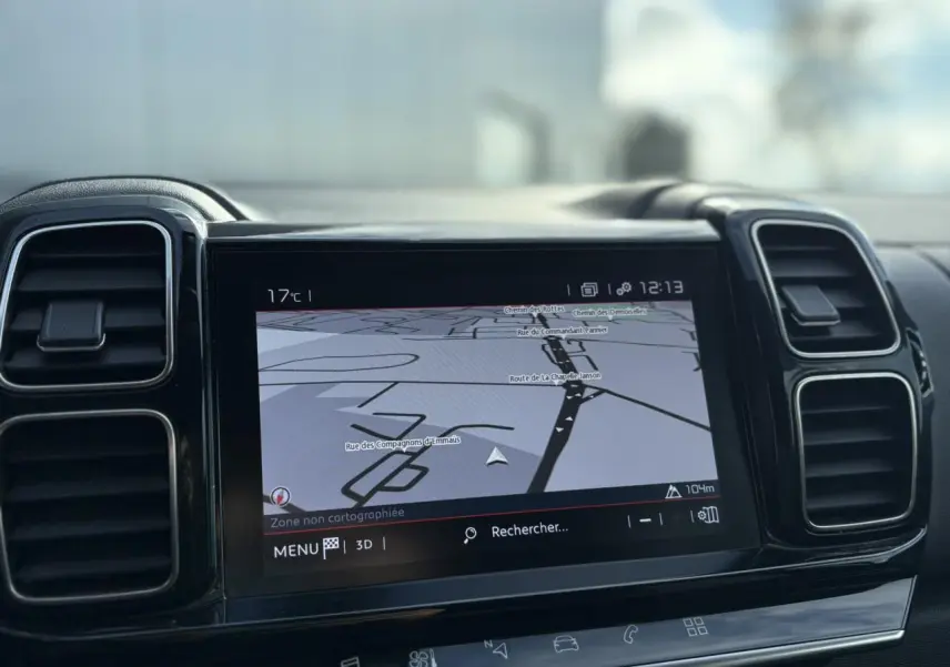 Écran tactile GPS affichant une carte en 3D dans le tableau de bord du Citroën C5 Aircross 2020.