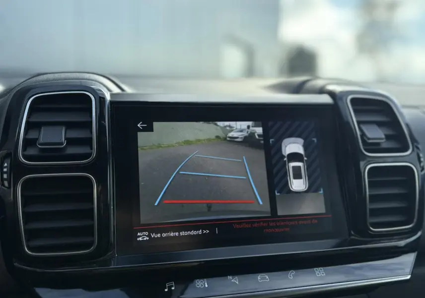 Écran tactile intérieur montrant la caméra de recul et l'aide au stationnement du Citroën C5 Aircross gris Platinium 2020