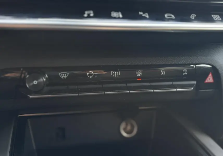 Gros plan sur la rangée de boutons de commande noire du tableau de bord du Citroën C5 Aircross 2020.