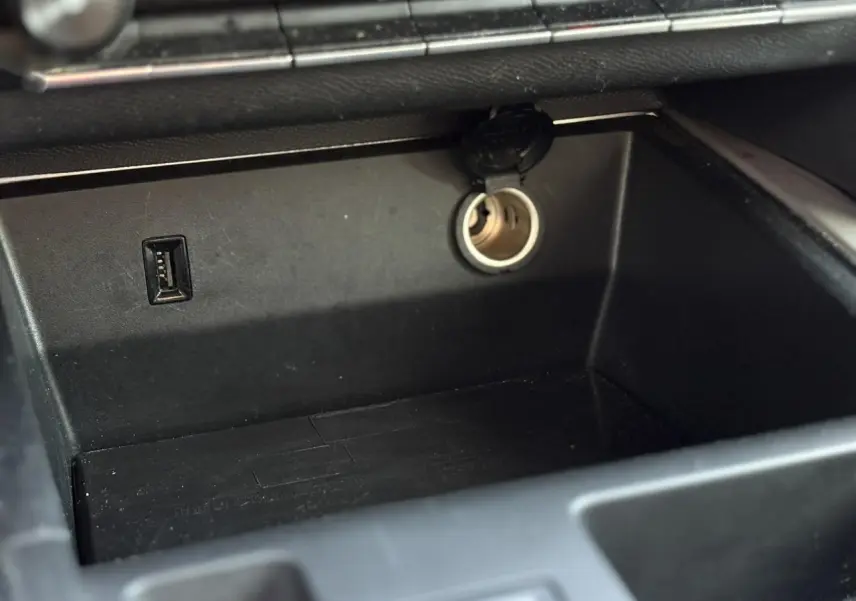 Prise USB et allume-cigare dans le rangement central intérieur du Citroën C5 Aircross gris Platinium 2020.