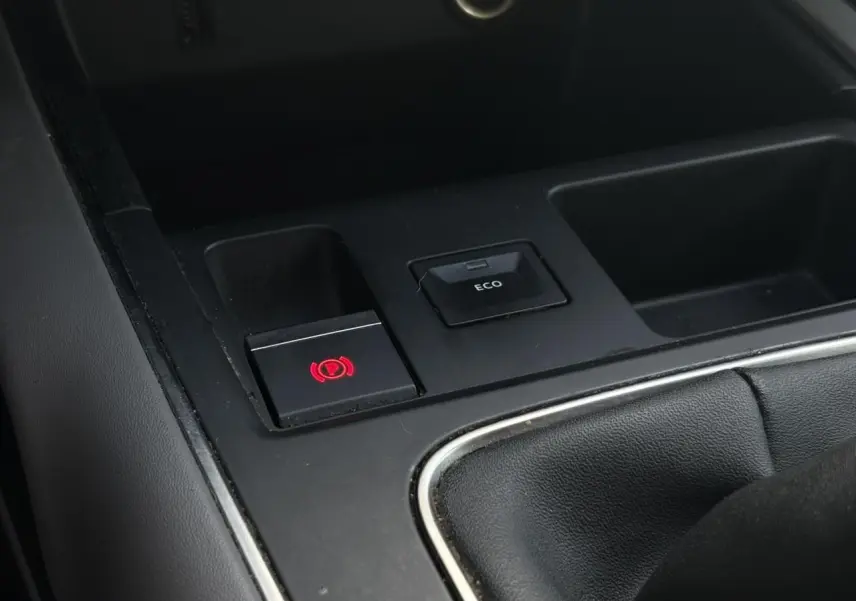 Gros plan sur la console centrale du Citroën C5 Aircross 2020, montrant le frein à main électrique et bouton ECO.