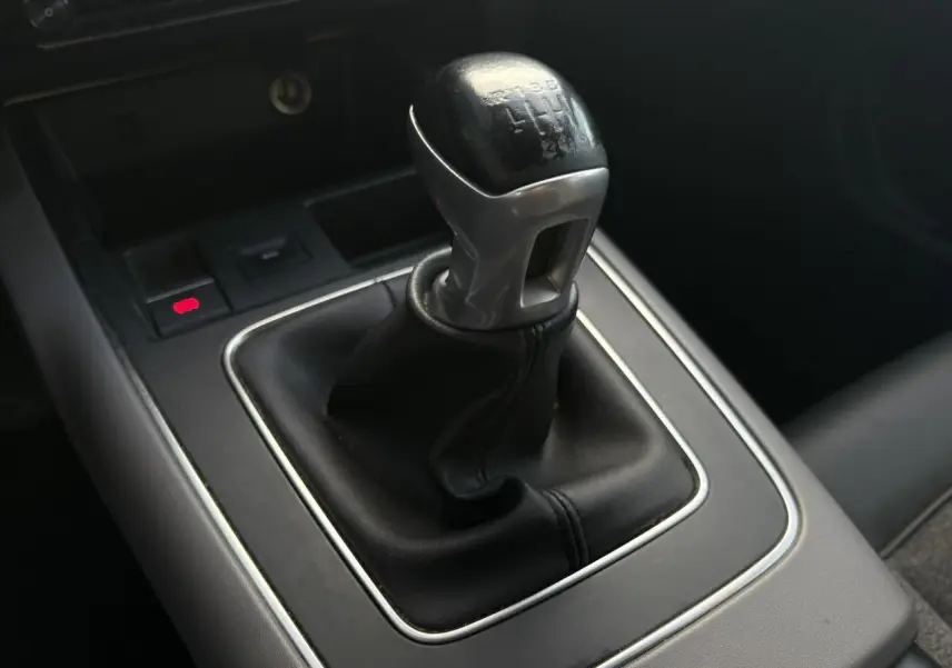 Le levier de vitesses manuel noir et argenté de la CITROEN C5 AIRCROSS 1.5 BlueHDi 130 Feel, vue rapprochée de la console centrale.