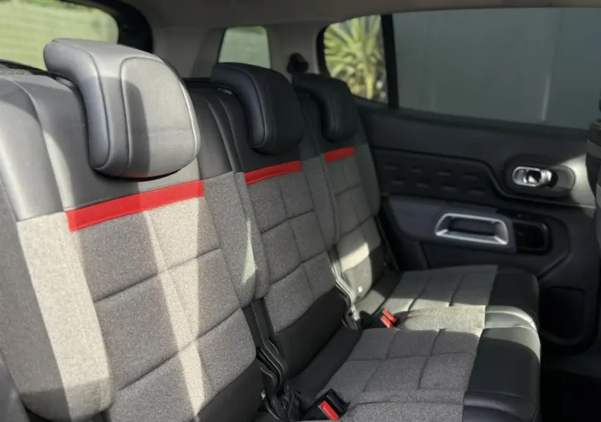 Vue intérieure des sièges arrière gris avec bande rouge et appuie-têtes du Citroën C5 Aircross 2020.