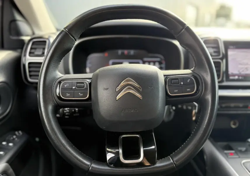 Volant en cuir noir avec commandes intégrées du Citroën C5 Aircross 1.5 BlueHDi 130, intérieur moderne et écran tactile visible.