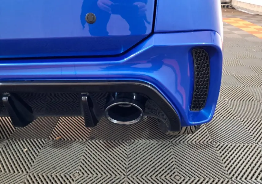 Gros plan sur l’échappement et le pare-chocs arrière bleu de l’AIXAM AMBITION 0.5 CITY GTO 2026.