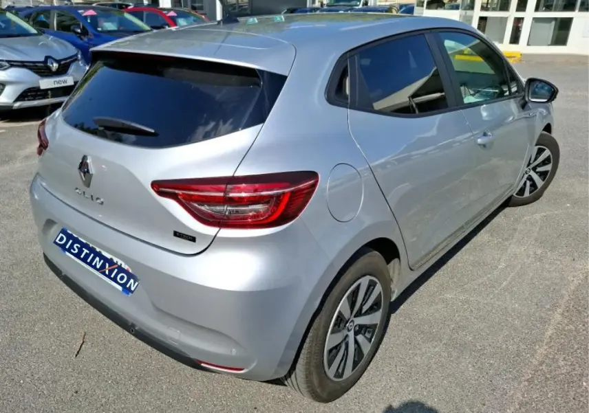 Vue 3/4 arrière droite d'une Renault Clio 1.6 E-Tech hybride gris platine avec feux arrière LED et jantes spécifiques.