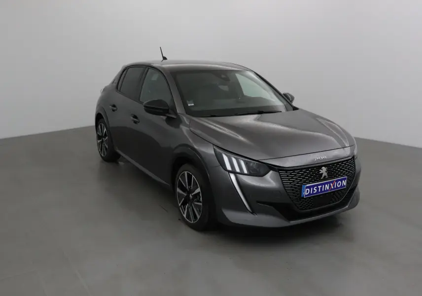 Peugeot 208 gris platinium/noir vue 3/4 avant droit, avec calandre noire et feux LED distinctifs.