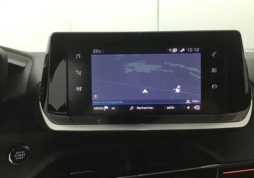 Écran tactile central affichant la navigation GPS dans l'habitacle noir du Peugeot 208 Gris Platinium/Noir 2023.