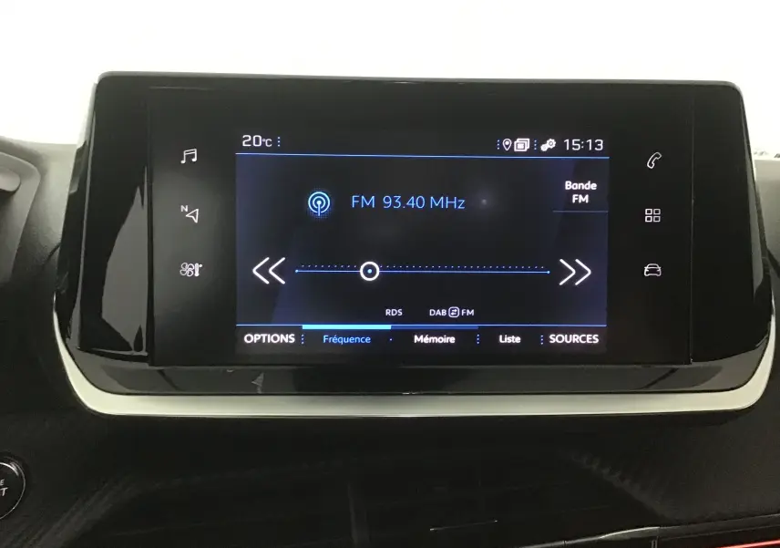 Écran tactile central de la Peugeot 208 2023 affichant la radio FM à 93,40 MHz dans un intérieur noir.