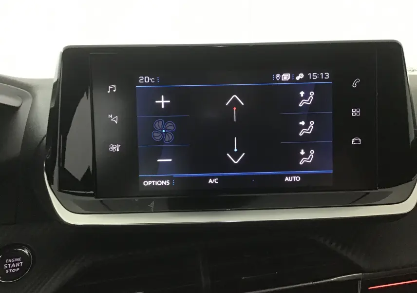 Écran tactile central du tableau de bord du Peugeot 208 1.2 PureTech 100 GT, affichant les réglages de climatisation à 20°C.