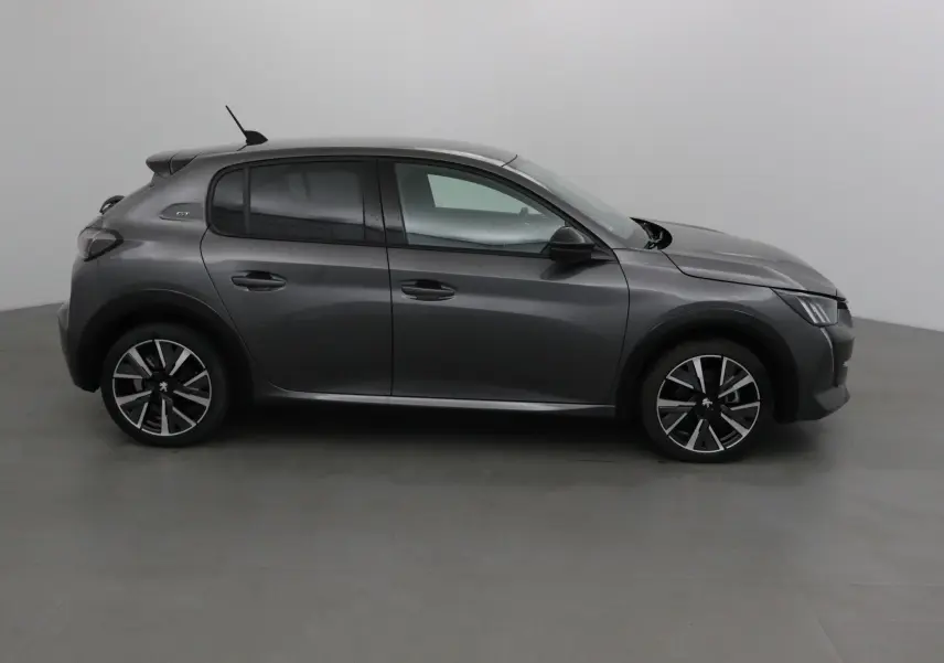 Profil côté gauche de la Peugeot 208 1.2 PureTech 100 GT gris platinium avec jantes alliage noires et détails noirs.