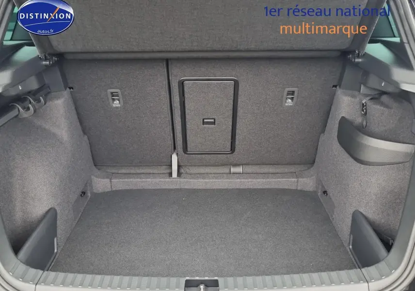 Coffre ouvert du SKODA KAROQ noir 2025, montrant la banquette arrière avec trappe à skis intégrée.