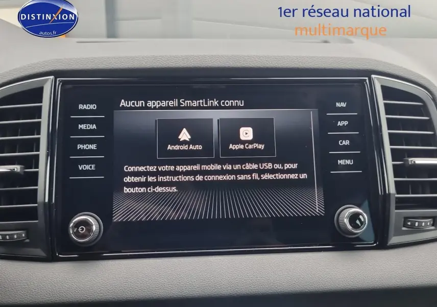 Écran tactile central du tableau de bord du Skoda Karoq 2025 affichant les options Android Auto et Apple CarPlay.