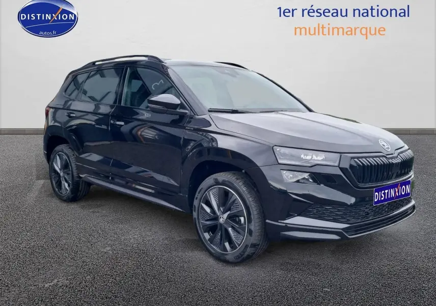 SKODA KAROQ noir en 3/4 avant droit avec jantes alu et calandre marquée sportline.