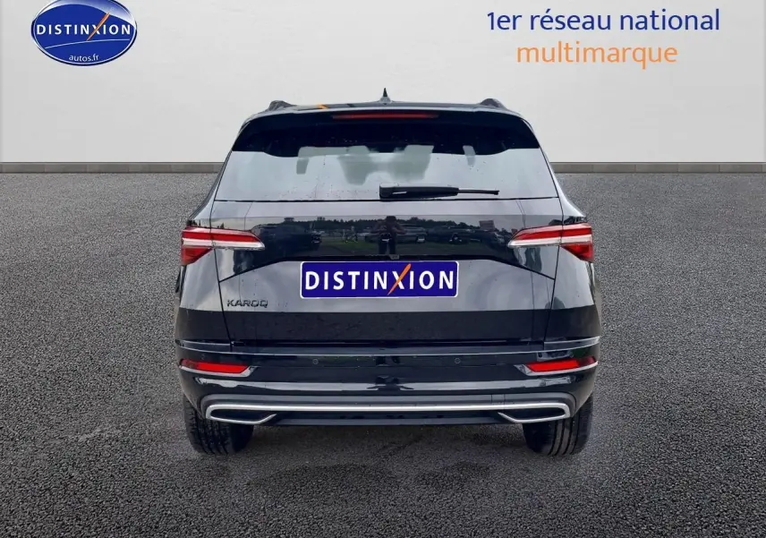 Vue arrière d'un SKODA KAROQ noir 2025 avec feux arrière LED et double sortie d'échappement intégrée.