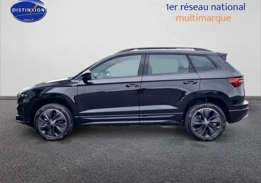 Profil côté gauche d'un SUV SKODA KAROQ noir 2025 avec jantes alu et barres de toit visibles sur fond neutre.
