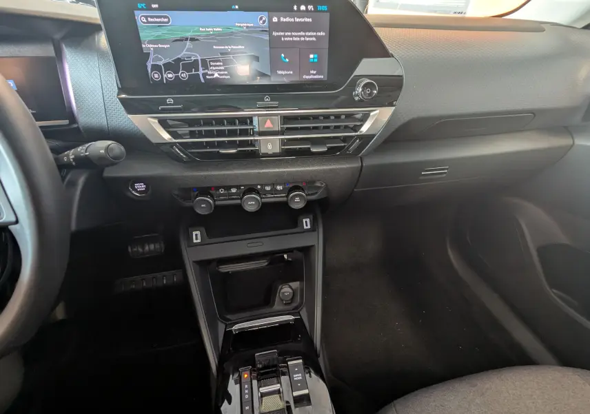 Vue intérieure du tableau de bord et console centrale d'une Citroën C4 2024 avec écran tactile et boîte automatique.