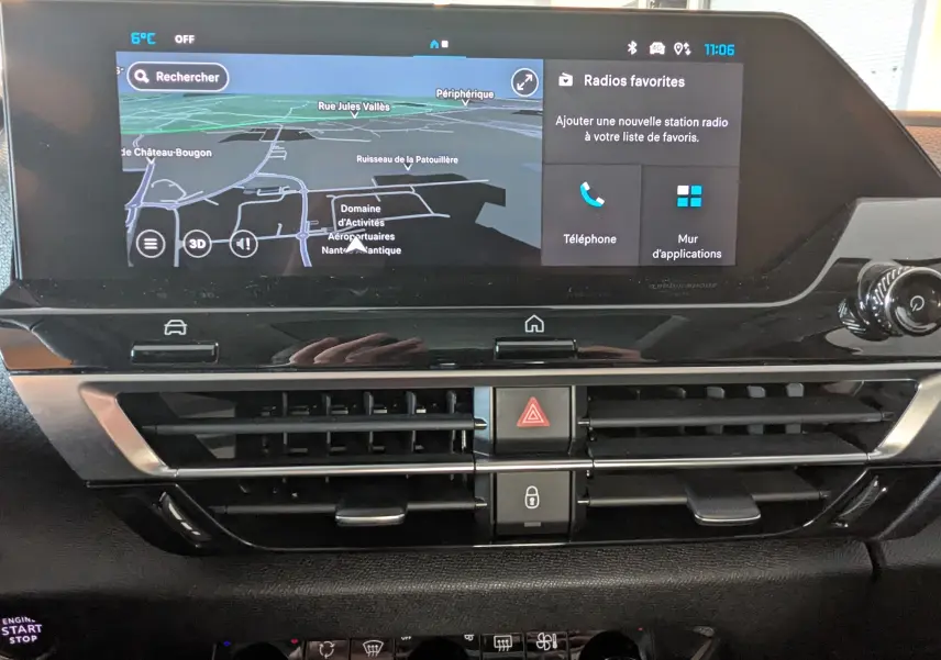 Vue rapprochée du tableau de bord de la Citroën C4 2024 avec écran tactile GPS et commandes de climatisation noire.