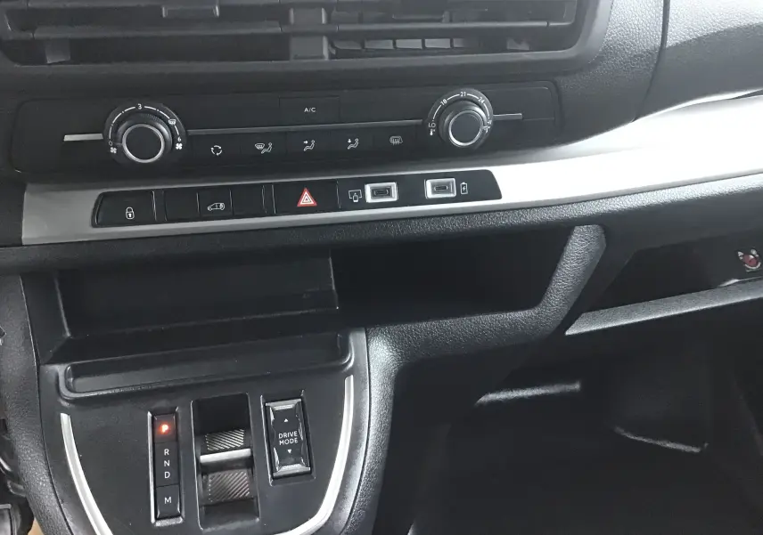 Vue rapprochée de la console centrale noire du Fiat Scudo Fourgon 2024 avec commandes climatisation et boîte auto.