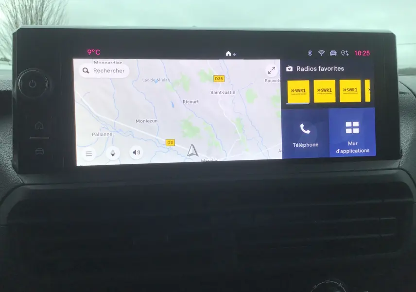 Écran tactile du système de navigation du FIAT Scudo Fourgon 2024, affichant une carte et options multimédia.