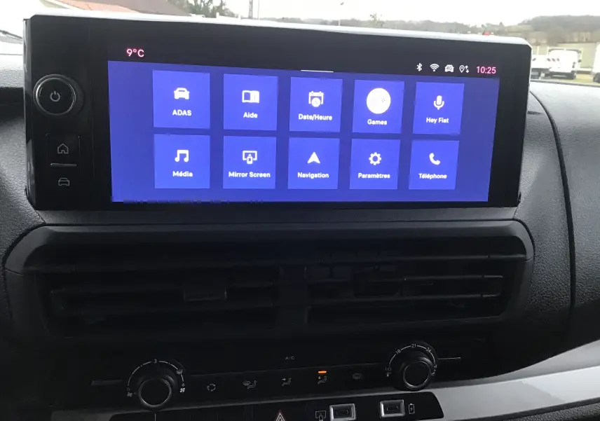 Écran tactile central allumé du tableau de bord du Fiat Scudo Fourgon blanc 2024, affichant le menu principal.