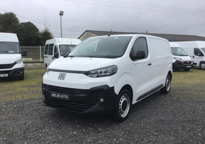 Vue 3/4 avant droite du FIAT Scudo Fourgon blanc 2024 avec pare-chocs noir et plaque de protection tôlée visible.