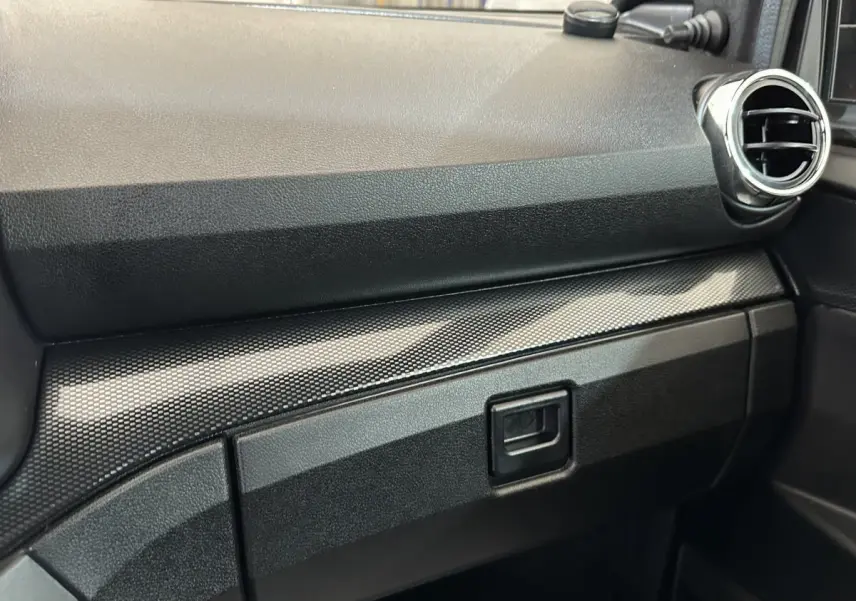 Tableau de bord intérieur noir de l'AIXAM AMBITION 0.5 CITY COUPE GTI E5+ vu de côté passager.