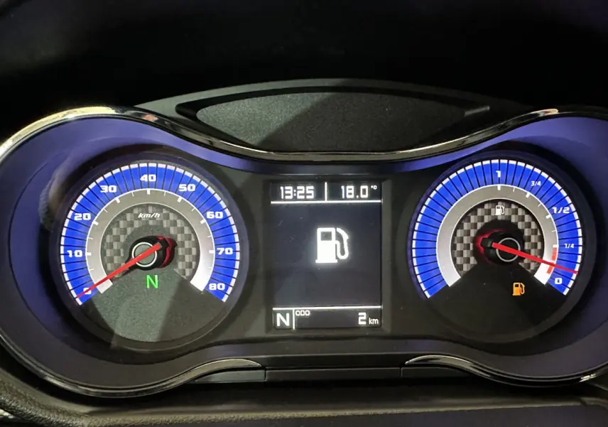 Vue rapprochée du tableau de bord de l'AIXAM AMBITION 0.5 City Coupe GTI 2026, affichage numérique et compteurs bleus.