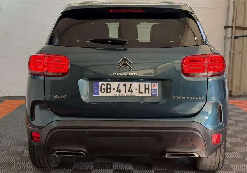 Vue arrière d'un Citroën C5 Aircross Hybrid bleu avec feux arrière LED et double sortie d'échappement intégrée.