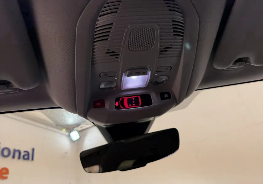 Vue intérieure du plafonnier de la Citroën C5 Aircross Hybrid 225 ë-EAT8 Business avec éclairage et affichage rouge de détection d’obstacle.