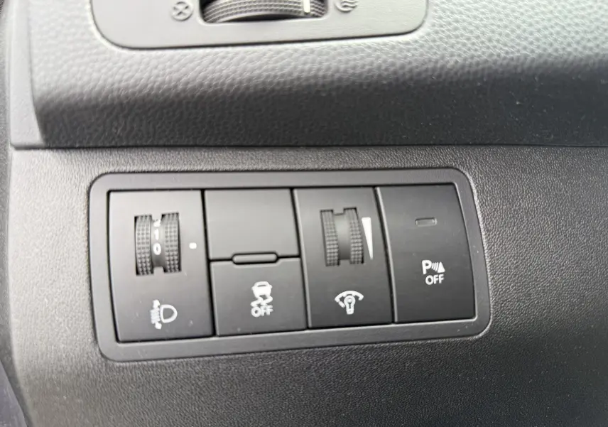 Panneau de commandes intérieures noires avec réglages de phares, ESP et capteurs de stationnement sur KIA VENGA 1.4 i 90 ACTIVE 2013.