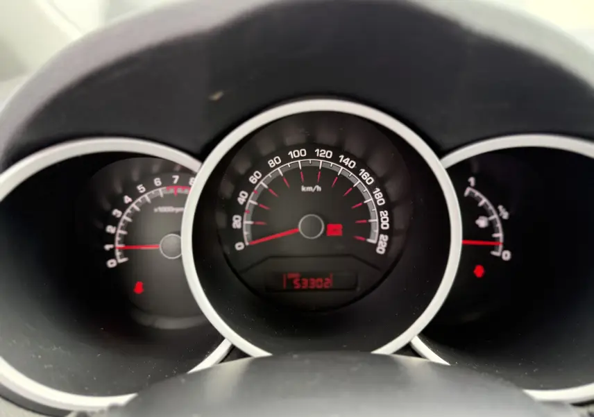 Vue rapprochée du tableau de bord de la Kia Venga 1.4 i 90 ACTIVE 2013, affichant vitesse, compte-tours et jauge carburant.