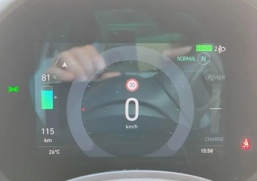 Gros plan sur l'avant droit blanc de la Fiat 500 électrique, mettant en valeur le phare rond et la jante en alliage.