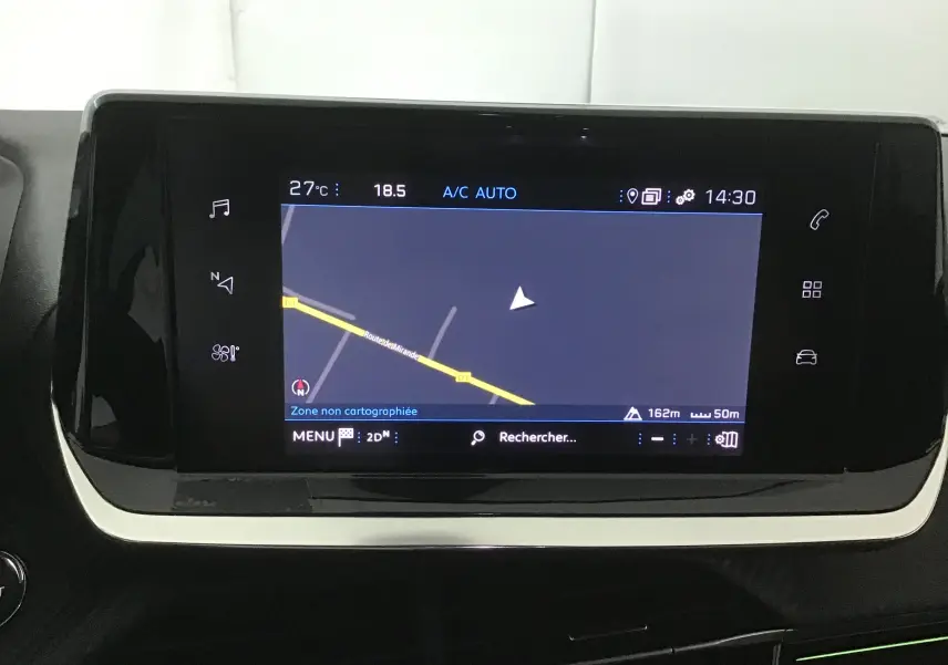 Écran tactile central du tableau de bord de la Peugeot 208 2023 affichant la navigation GPS en mode carte.