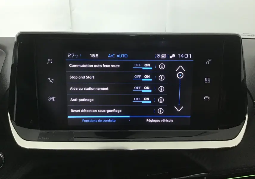 Écran tactile central de la Peugeot 208 2023 affichant les réglages d’aide à la conduite et de sécurité.