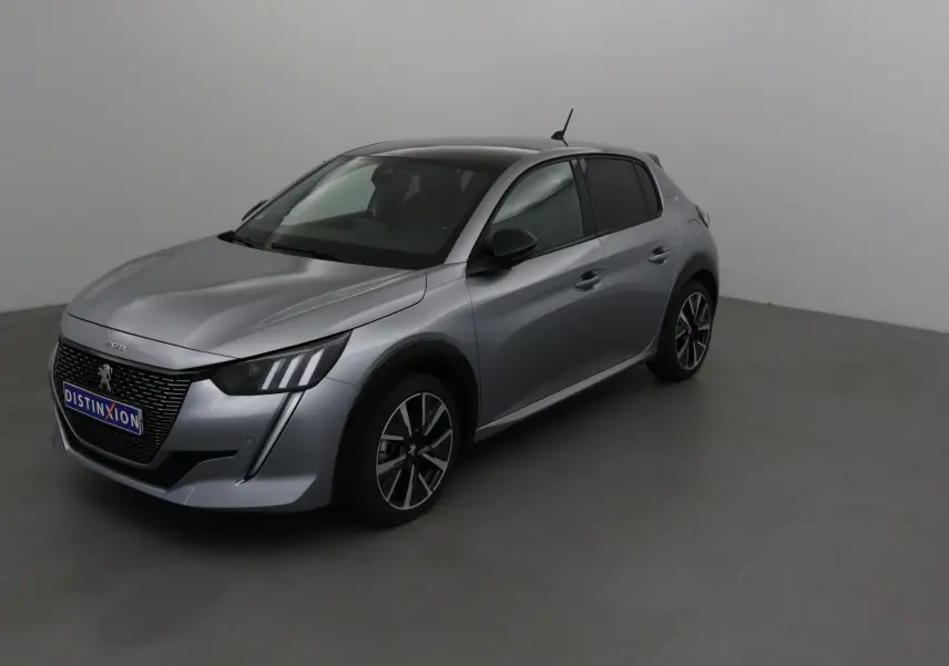 Peugeot 208 1.2 PureTech 2023 gris Artense avec toit noir, vue 3/4 avant mettant en valeur ses phares LED et jantes alliage.