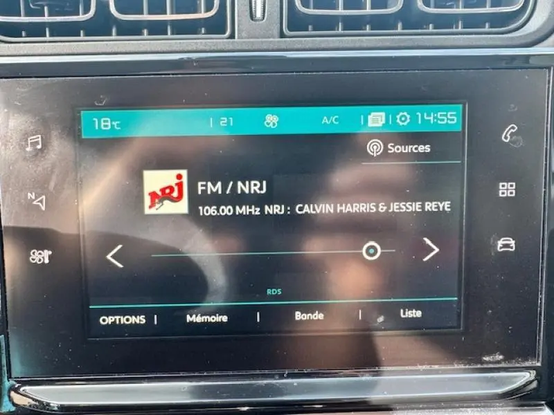 Écran tactile central de la Citroën C3 2017 affichant la radio FM NRJ avec interface moderne noire.