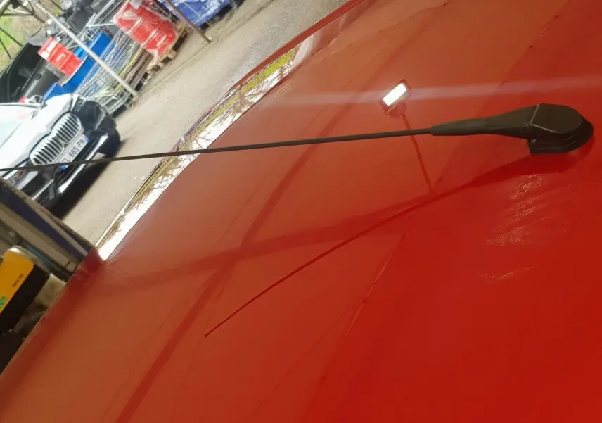 Gros plan sur l’antenne radio du toit rouge d’une Aixam Ambition 0.5 City Pack 2026, vue côté conducteur.