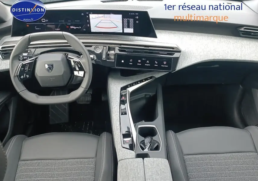 Vue intérieure avant du Peugeot 3008 1.2 hybrid 145 allure e-dcs6, tableau de bord moderne avec écran tactile et volant cuir.
