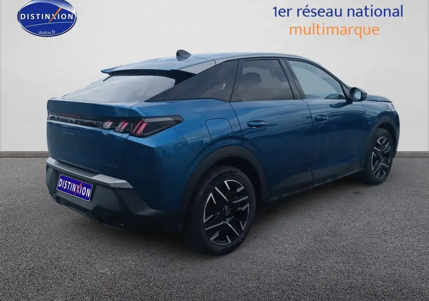 Peugeot 3008 bleu vue 3/4 arrière droit, jantes alu noires et feux arrière LED distinctifs.