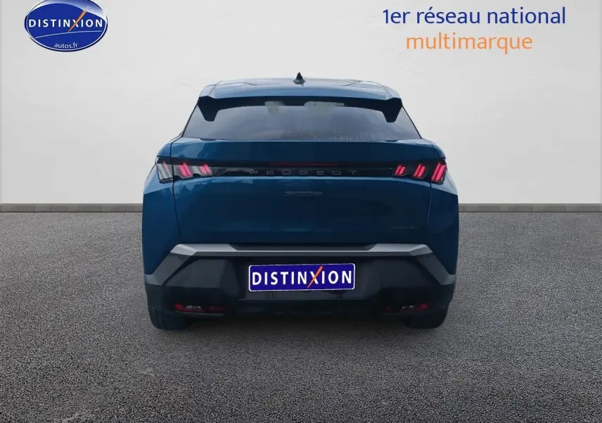 Vue arrière d'un Peugeot 3008 bleu 2025 avec feux LED distinctifs et becquet arrière noir.