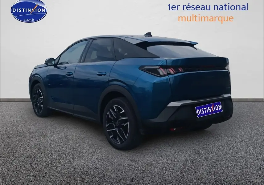 Peugeot 3008 bleu 3/4 arrière droit, jantes alu noires et feux arrière LED distinctifs.