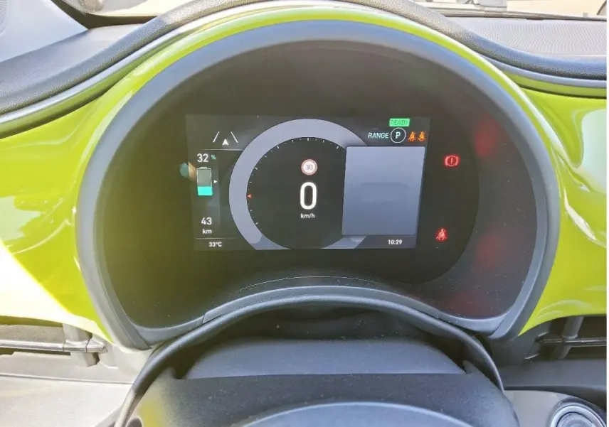 Vue rapprochée du tableau de bord numérique d’une Fiat 500 électrique 2024 avec contour jaune Acid et affichage digital.