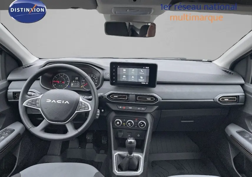 Intérieur avant du Dacia Sandero Stepway 2024, tableau de bord moderne avec écran tactile et volant multifonction noir.