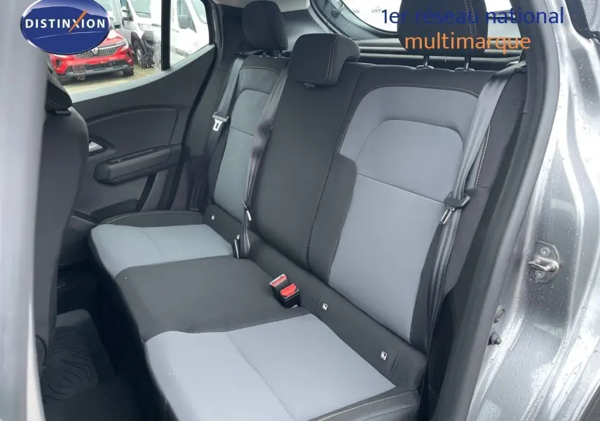 Vue intérieure côté droit des sièges arrière bicolores gris clair et noir de la Dacia Sandero Stepway 2024 gris schiste métal.